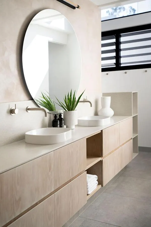 Elegant Beach House & Whale Watching Gem Sunshine Beach